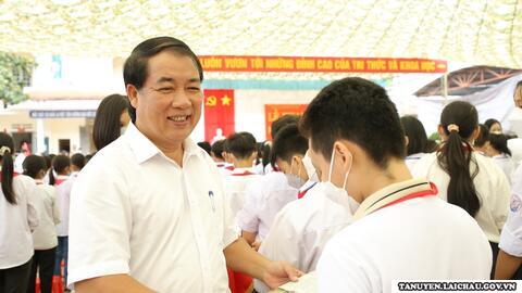 Đồng chí Nguyễn Thanh Văn dự Lễ Khai giảng năm học mới tại trường THCS thị trấn Tân Uyên