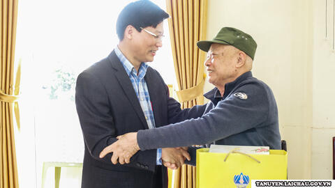 Bí thư Huyện ủy Bùi Huy Phương thăm, chúc tết, tặng quà Đảng viên trên 60 năm tuổi Đảng, các Ban Liên lạc Trung đoàn 81, 148, 174