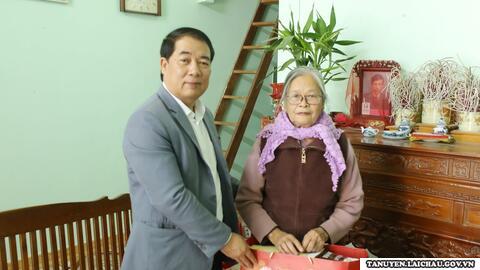 Chủ tịch UBND huyện Nguyễn Thanh Văn thăm, chúc tết tặng quà các gia đình chính sách trên địa bàn bàn thị trấn Tân Uyên
