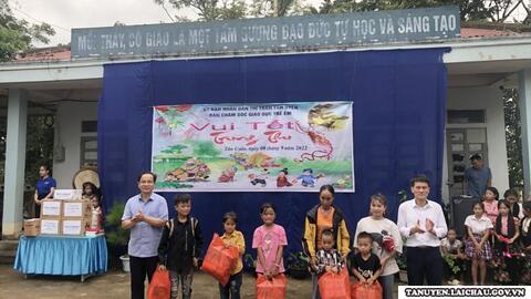 Thị trấn Tân Uyên: Tổ chức vui tết trung thu cho các em thiếu niên, nhi đồng tại các bản Hô Be, Tân Muôn, Nà Nọi, Hua Pầu