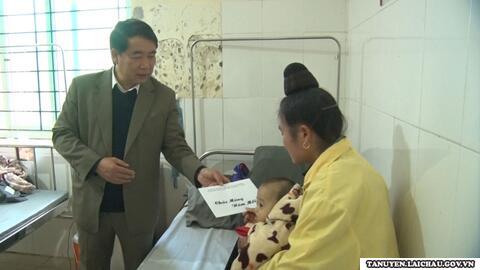 Chủ tịch UBND huyện thăm, chúc Tết bệnh nhân đang điều trị nội trú tại Trung tâm Y tế huyện