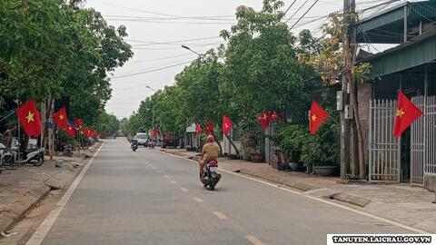 Các tuyến đường thị trấn Tân Uyên rợp bóng cờ bay