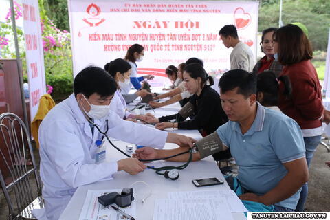 Tân Uyên: Trên 300 Cán bộ, công chức, viên chức, đoàn viên, thanh niên, LLVT, người lao động tham gia hiến máu tình nguyện