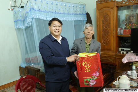 Đồng chí Nguyễn Hữu Trung - Ủy viên BTV Huyện ủy, Trưởng Ban Tổ chức Huyện ủy thăm và tặng quà các gia đình người có công với cách mạng trên địa bàn xã Phúc Khoa