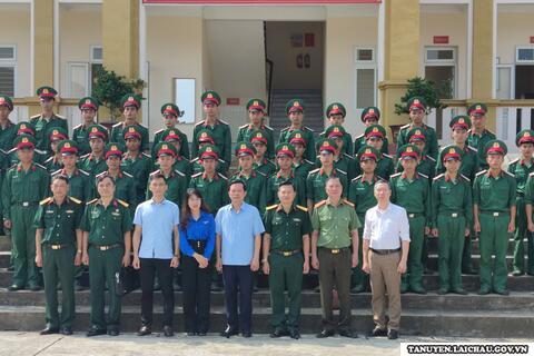 Đồng chí Phó Chủ tịch UBND huyện thăm, động viên chiến sỹ huyện Tân Uyên mới nhập ngũ năm 2023