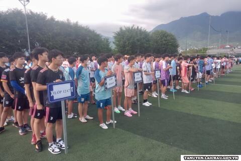 Trường THPT Tân Uyên: Khai mạc giải bóng đá, bóng chuyền cho các em học sinh