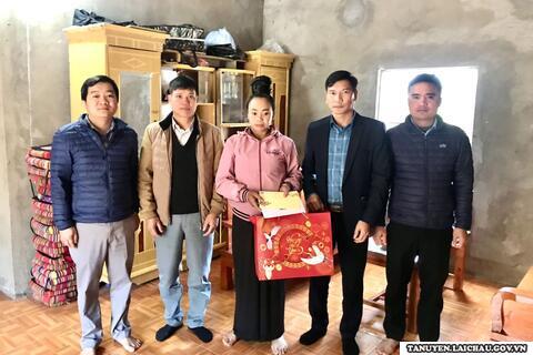 Lãnh đạo UBND huyện thăm, tặng quà các gia đình người có công trên địa bàn xã Nậm Sỏ 