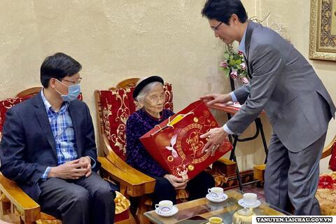 Huyện Tân Uyên thăm hỏi tặng 121 xuất quà nhân dịp Tết Nguyên đán năm 2023