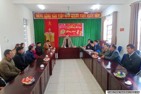 Đồng chí Lò Văn Biên - Phó Chủ tịch UBND huyện trao quà tết các gia đình  chính sách tại xã Pắc Ta