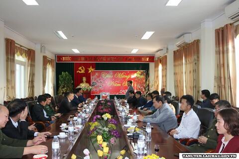 Lãnh đạo Thị ủy Sa Pa thăm, chúc tết huyện Tân Uyên