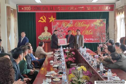 Đoàn công tác huyện Sìn Hồ thăm và chúc tết huyện Tân Uyên