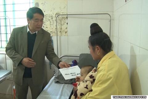 Chủ tịch UBND huyện thăm, chúc Tết bệnh nhân đang điều trị nội trú tại Trung tâm Y tế huyện