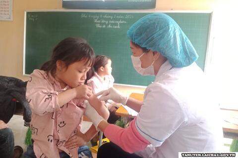 Xã Trung Đồng: 174 em học sinh được tiêm bổ sung vắc xin   Uốn ván - Bạch hầu
