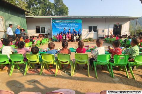 Ngân hàng Đầu tư và Phát triển (BIDV) Lai Châu trao tặng Khu vui chơi và đồ dùng học tập với trị giá 30 triệu đồng cho trường Mầm non xã Hố Mít