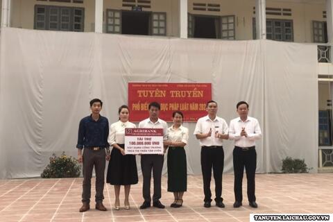 Agribank Tân Uyên trao 100 triệu đồng cho Trường THCS thị trấn