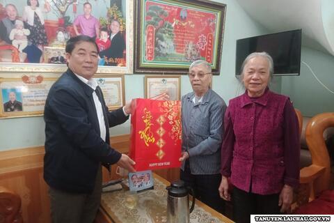 Đồng chí Nguyễn Thanh Văn - Phó Bí thư Huyện ủy, Chủ tịch UBND huyện thăm, tặng quà nhân dịp Tết Nguyên đán Giáp Thìn 2024
