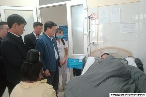 Lãnh đạo huyện Tân Uyên thăm, chúc tết và tặng quà bệnh nhân đang điều trị tại Trung tâm Y tế huyện