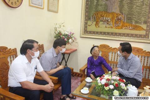 Đồng chí Trần Tiến Dũng, Chủ tịch UBND tỉnh thăm, tặng quà gia đình chính sách huyện Tân Uyên