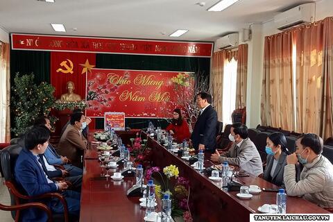 Đồng chí Sùng Lử Páo - Phó Bí thư Chủ tịch UBND huyện Tam Đường thăm, chúc tết huyện Tân Uyên
