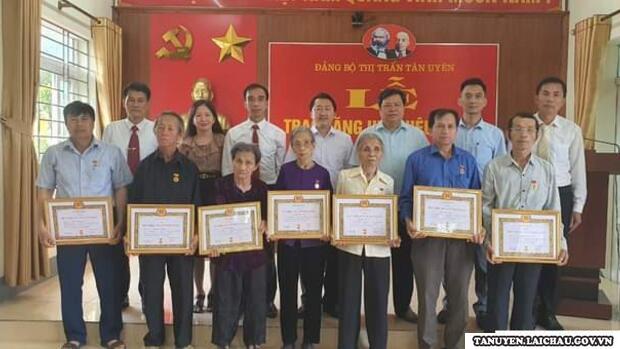Đảng bộ thị trấn Tân Uyên: 10 đảng viên được trao tặng Huy hiệu Đảng đợt 19/5