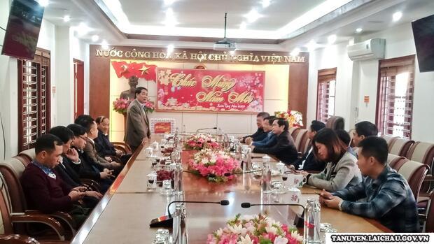 Đoàn công tác huyện Tân Uyên thăm, chúc tết Thị xã Sa Pa