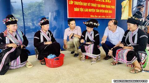 Khai mạc lớp truyền dạy Kỹ thuật tạo hình trang phục dân tộc Lào  huyện Tân Uyên năm 2023