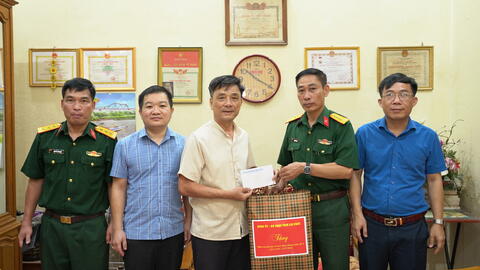 Lãnh đạo Bộ Chỉ huy Quân sự tỉnh Lai Châu thăm tặng quà các gia đình chính sách trên địa bàn xã Tân Uyên nhân dịp 78 năm Ngày Thương binh, liệt sĩ 27/7
