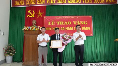 Lễ trao tặng Huy hiệu 40 năm tuổi Đảng