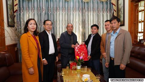 Đồng chí Lò Văn Học, Phó Bí thư Thường trực Huyện ủy thăm chúc Tết các đồng chí lãnh đạo huyện đã nghỉ hưu