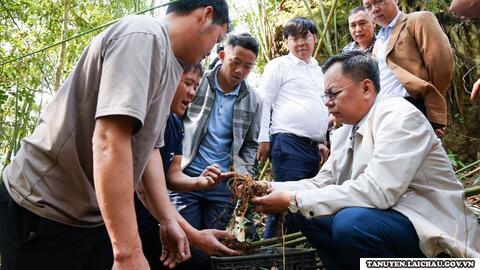 Bí thư Huyện ủy thăm động viên nhân dân bản Hô Tra, xã Mường Khoa