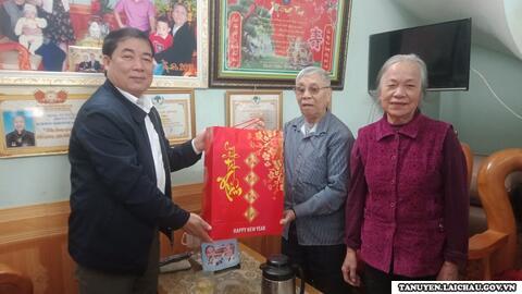Đồng chí Nguyễn Thanh Văn - Phó Bí thư Huyện ủy, Chủ tịch UBND huyện thăm, tặng quà nhân dịp Tết Nguyên đán Giáp Thìn 2024