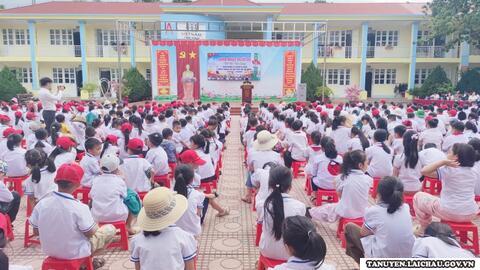 Sinh hoạt dưới cờ với chủ đề “ Tiết học biên cương “