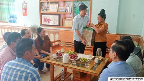 Đồng chí Bí thư Huyện ủy: Thăm, tặng quà các gia đình chính sách tại xã Trung Đồng