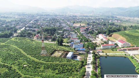Rực rỡ bóng cờ hoa hướng tới Kỷ niệm 50 năm ngày Giải phóng miền Nam  thống nhất đất nước.