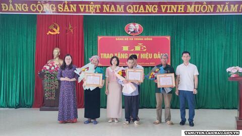 Đảng bộ xã Trung Đồng trao tặng Huy hiệu Đảng đợt 19/5/2025 cho các đảng viên