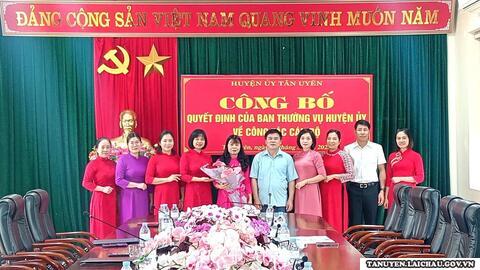 Huyện ủy Tân Uyên trao Quyết định nghỉ hưu cho cán bộ