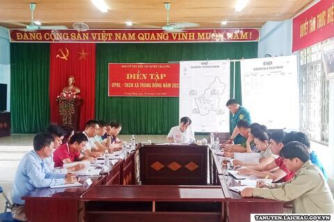Ban Chỉ đạo diễn tập ứng phó bão lũ và tìm kiếm cứu nạn huyện Tân Uyên  chỉ đạo diễn tập tại xã Trung Đồng
