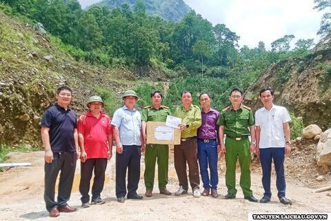 Lãnh đạo UBND huyện thăm hỏi, tặng quà cán bộ chiến sỹ chốt bảo vệ rừng