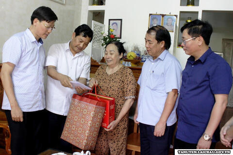 Đồng chí Chu Lê Chinh - Ủy viên Ban Thường vụ Tỉnh ủy, Phó Chủ tịch HĐND tỉnh thăm, tặng quà gia đình liệt sĩ tại huyện Tân Uyên