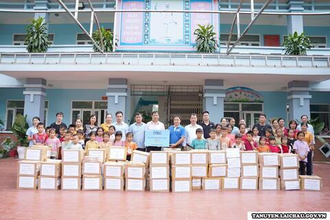 Trao 677 bộ sách giáo khoa mới tới các em học sinh vùng sâu, vùng xa huyện Tân Uyên