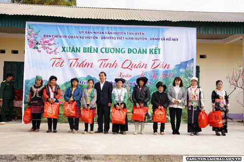 Ấm tình chương trình “Xuân biên cương đoàn kết - Tết thắm tình quân dân”
