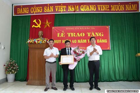 Lễ trao tặng Huy hiệu 40 năm tuổi Đảng