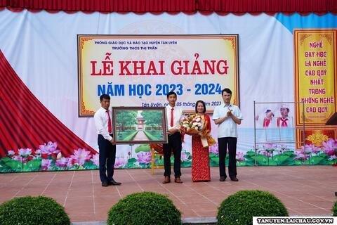 Đ/c Hà Trọng Hải - Phó Chủ tịch UBND tỉnh dự Lễ Khai giảng  tại trường THCS thị trấn Tân Uyên