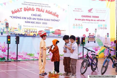 Hoạt động trải nghiệm “Chúng em với An toàn Giao thông”