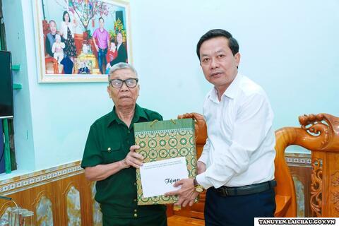 Đồng chí Lò Văn Biên - Phó Chủ tịch UBND huyện thăm, tặng quà các gia đình chính sách nhân kỷ niệm 50 năm Ngày Giải phóng miền Nam, thống nhất đất nước