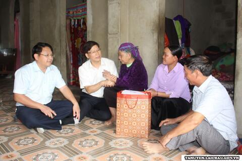 Bí thư Huyện ủy Bùi Huy Phương thăm và tặng quà các gia đình  có công với cách mạng
