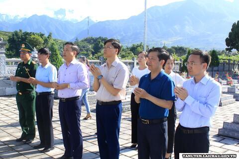 Đoàn công tác của tỉnh, huyện thăm, tặng quà gia đình chính sách  tại huyện Tân Uyên