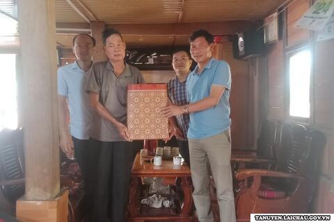 Đồng chí Lê Thanh Huy - Phó Chủ tịch UBND huyện thăm hỏi, tặng quà các gia đình chính sách tại xã Nậm Sỏ