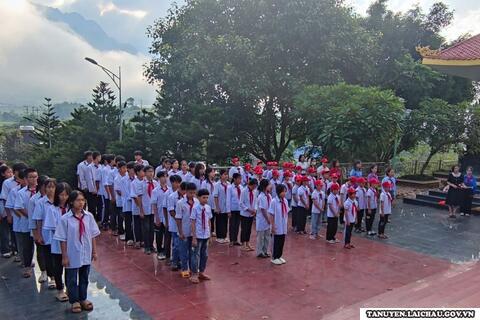60 em đội viên dâng hương, dọn vệ sinh Đài tưởng niệm các anh hùng liệt sỹ
