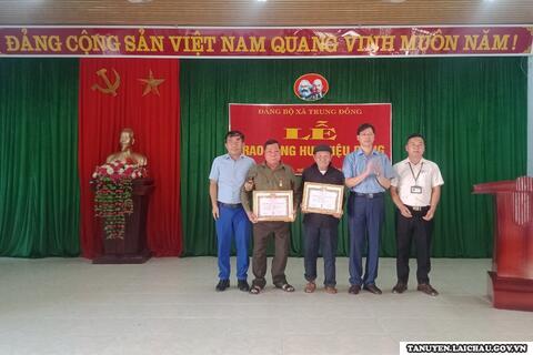 Xã Trung Đồng: Trao tặng Huy hiệu Đảng đợt 2/9 cho đảng viên